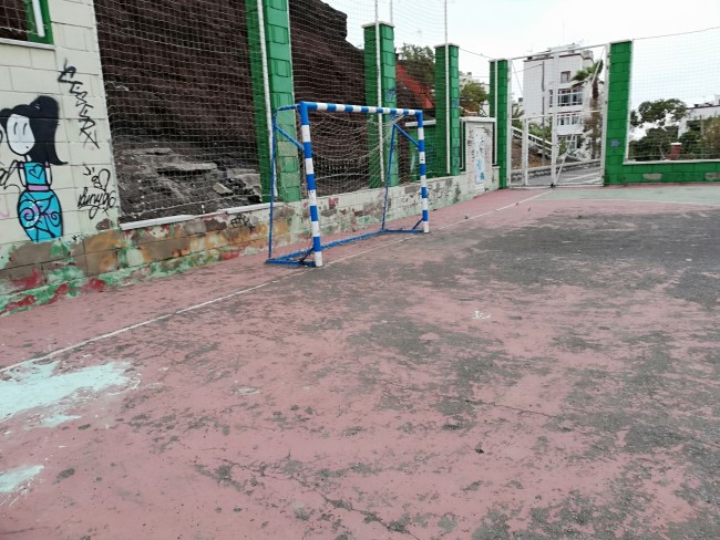Cancha en mal estado en la Nueva Isleta (Imagen tomada por Cs)