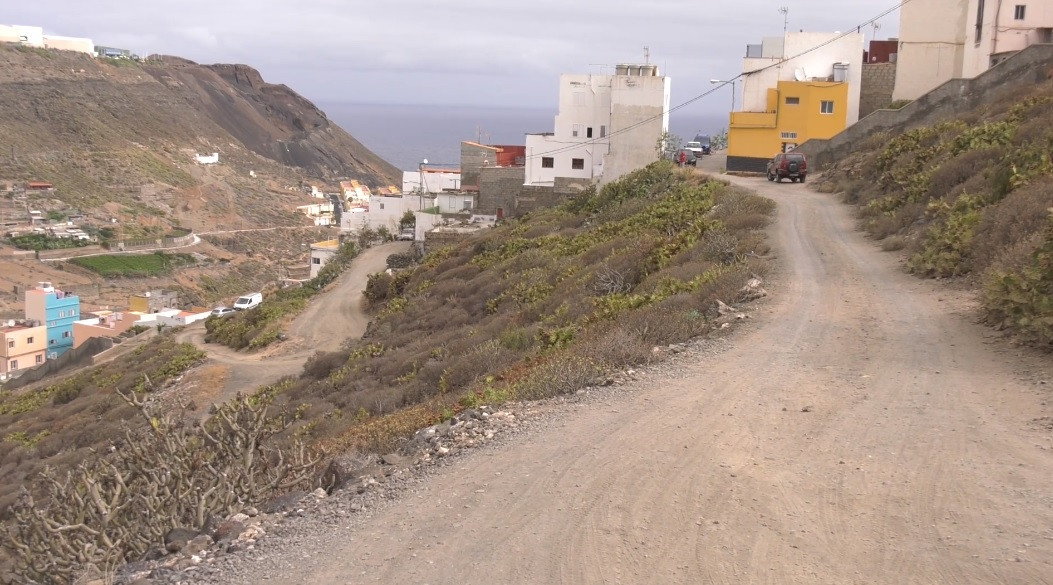 Carretera sin asflatar en Ladera Alta (Imagen tomada por Cs)
