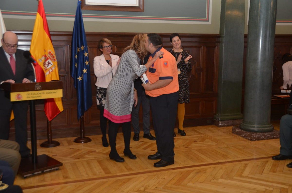 ENTREGA MEDALLA AL Mu00c9RITO A PROTECCION  (1)