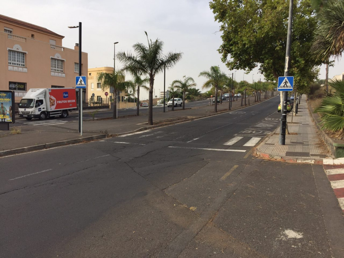 Calle con seu00f1alizaciu00f3n en mal estado