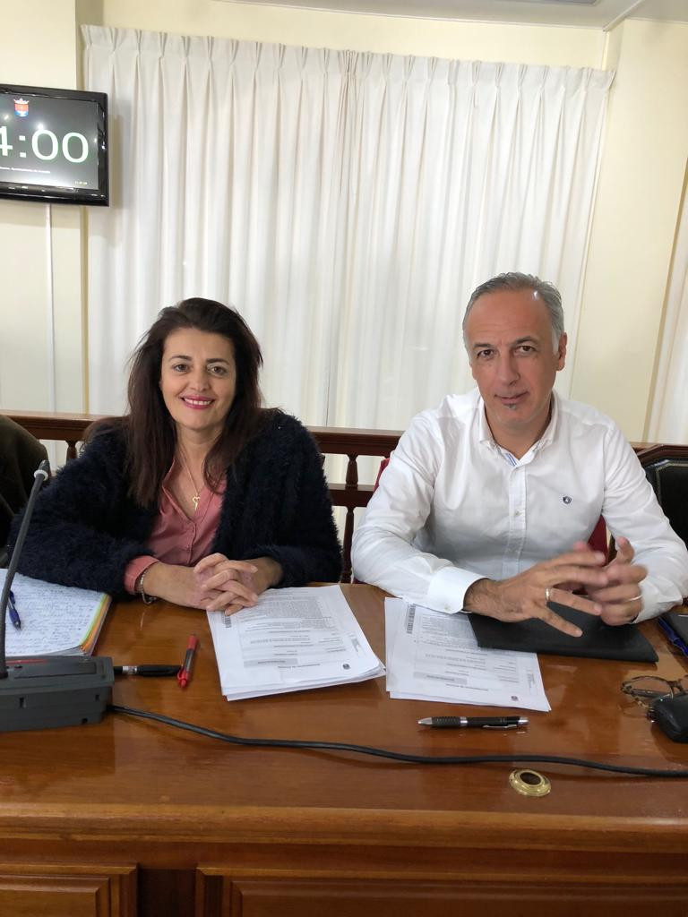 Los concejales de Cs, Delia Hernu00e1ndez e u00cdu00f1igo Inchausti, durante el pleno