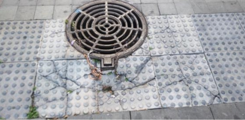 Roturas en el pavimento en el encuentro con una arqueta ubicada en el cruce con la calle Nu00e9stor u00c1lamo (Imagen tomada por Cs)