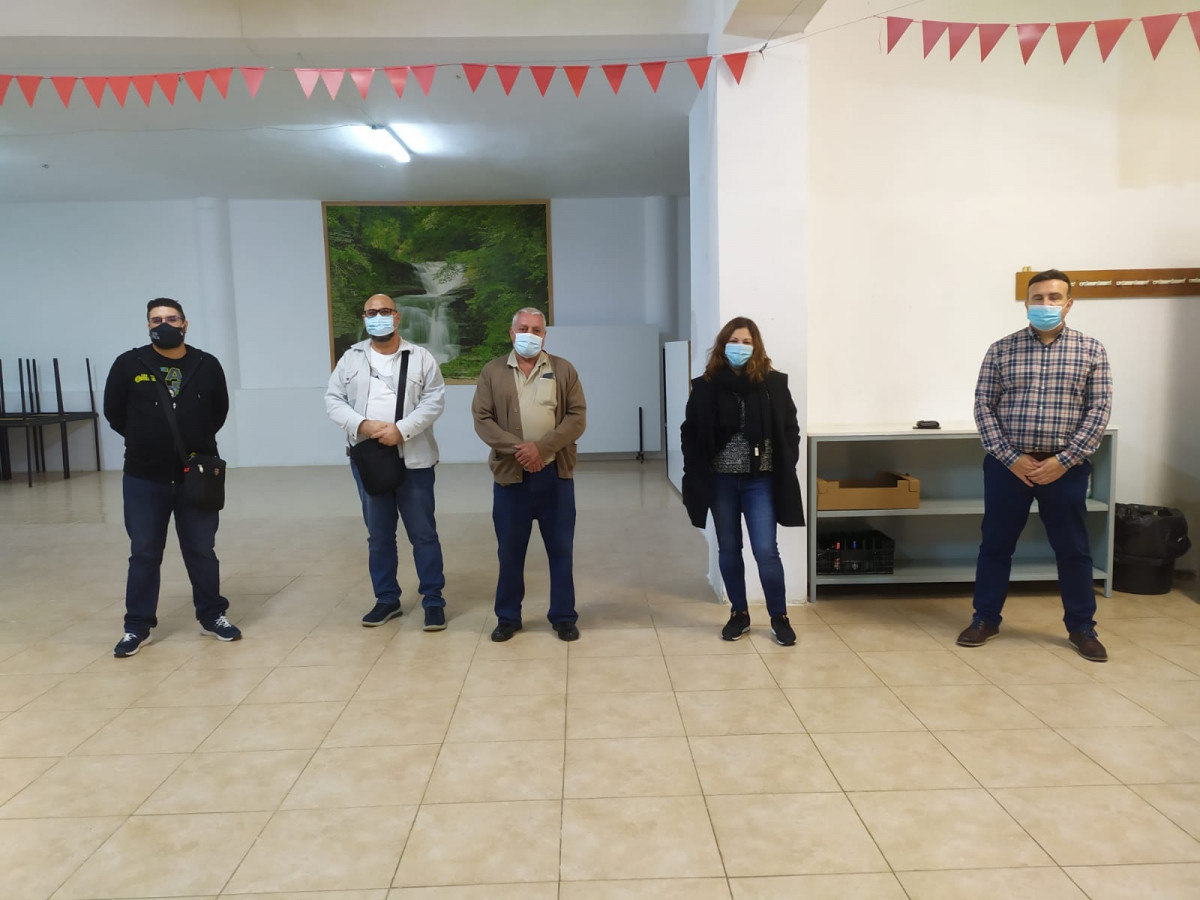 La concejala Yaiza Gorru00edn junto a miembros de la AAVV (1)