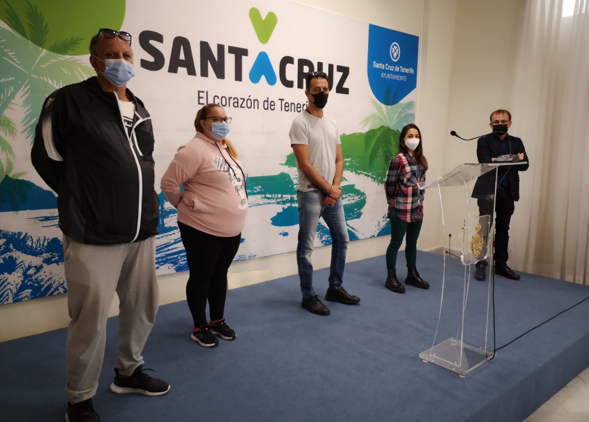 Ramon Trujillo con representantes de le Acampada por una vivienda digna
